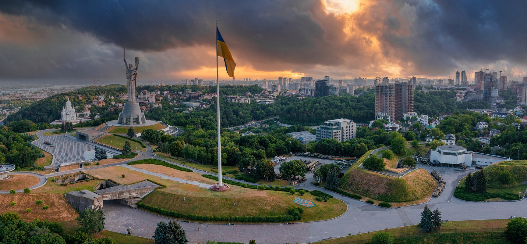 Panorama-Blick auf Kiew in d&uuml;sterer Stimmung. Vorne im Bild zu sehen ist die Mutter-Heimat-Statue, eine Kolossalstatue, mit der die Sowjetunion den Sieg &uuml;ber Nazi-Deutschland feierte. Foto: Adobe Stock