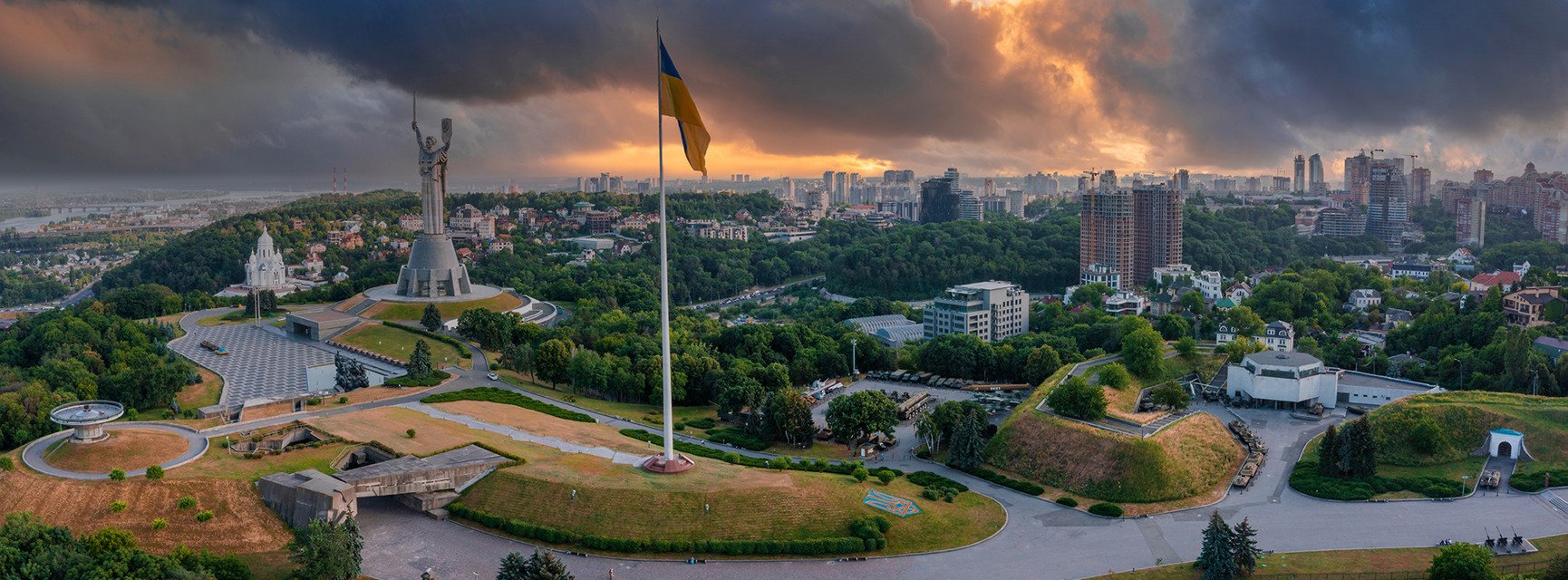 Panorama-Blick auf Kiew in d&uuml;sterer Stimmung. Vorne im Bild zu sehen ist die Mutter-Heimat-Statue, eine Kolossalstatue, mit der die Sowjetunion den Sieg &uuml;ber Nazi-Deutschland feierte. Foto: Adobe Stock