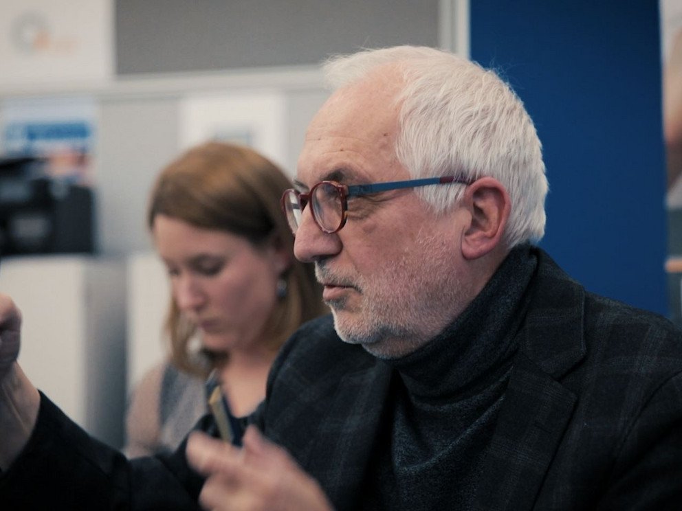Studierende und Prof. Dr. Guido Pollak
