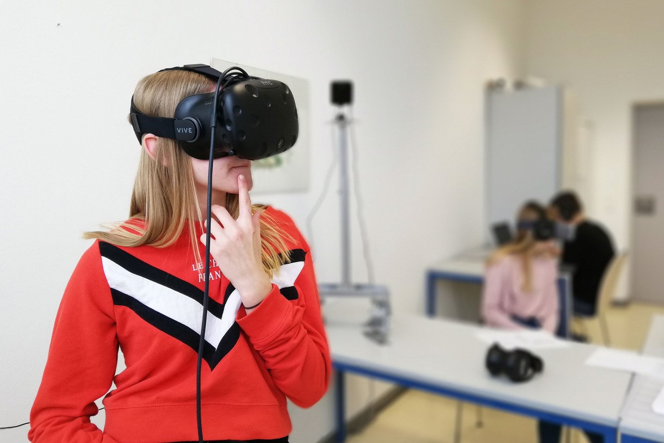 Teilnehmerin an der VR-Studie am Gymnasium in Sch&auml;rding.