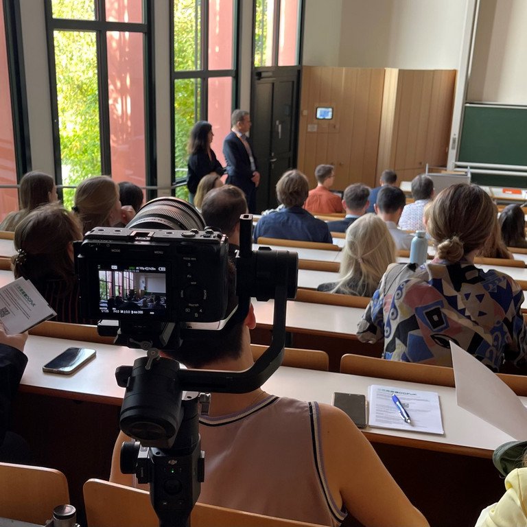 Prof. Dr. Maximilian Sailer, Dekan der Sozial- und Bildungswissenschaftlichen Fakult&auml;t der Universit&auml;t Passau, begr&uuml;&szlig;t die Teilnehmenden der Jahrestagung der DGPuK-Fachgruppen.