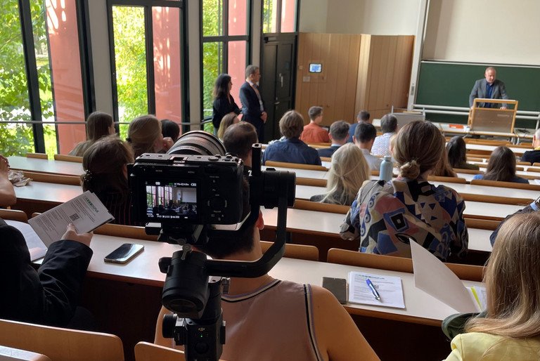 Prof. Dr. Maximilian Sailer, Dekan der Sozial- und Bildungswissenschaftlichen Fakult&auml;t der Universit&auml;t Passau, begr&uuml;&szlig;t die Teilnehmenden der Jahrestagung der DGPuK-Fachgruppen.