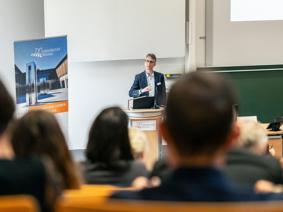 Prof. Dr. Christian Seidel vom Karlsruher Institut f&uuml;r Technologie h&auml;lt einen Plenarvortrag zum Thema Zukunftsvergessenheit.