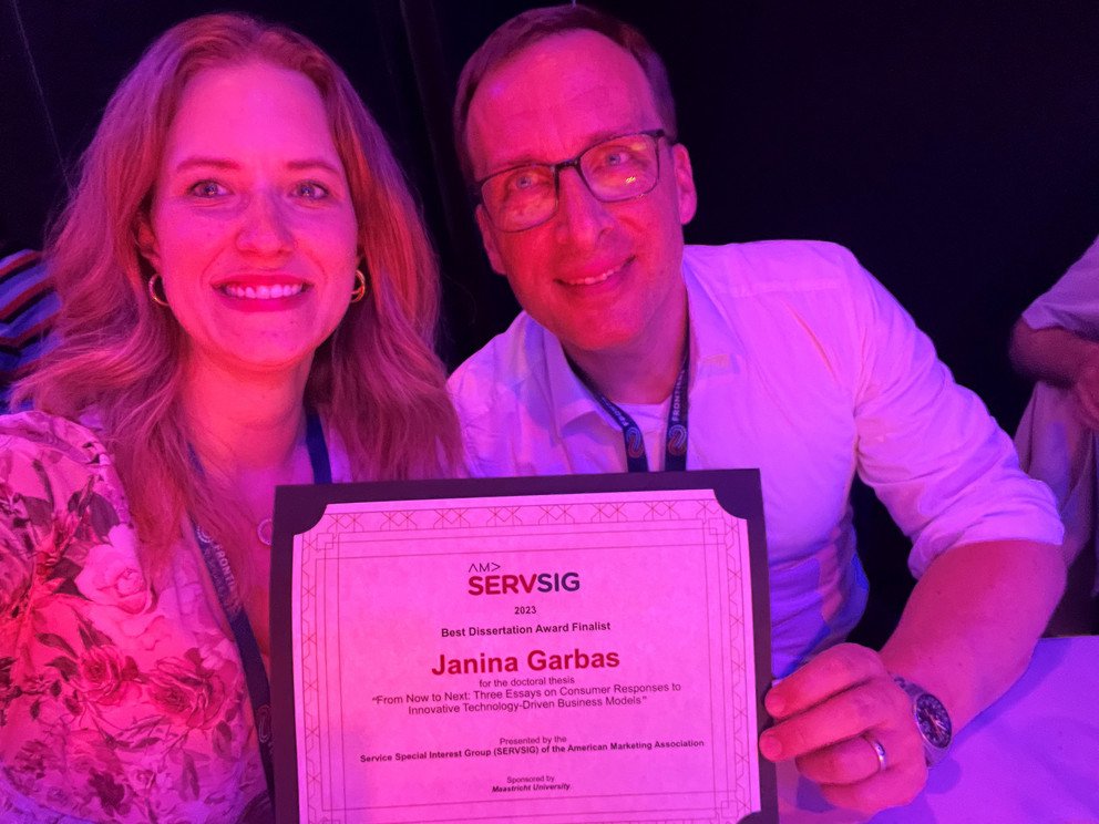 Dr. Janina Garbas und Prof. Dr. Jan Schumann bei der Frontiers in Service Konferenz in Maastricht.