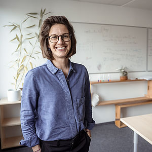 Prof. Dr. Annette Hautli-Janisz, die seit 2022 die Juniorprofessur Computational Rhetoric and Natural Language Processing an der Universität Passau innehat, in ihrem Büro.