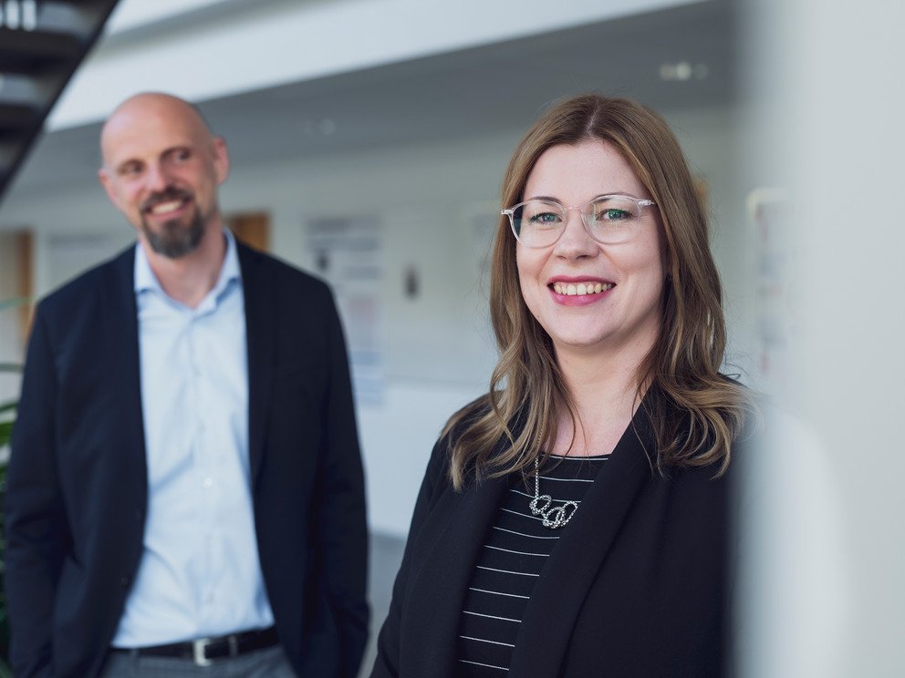 Prof. Dr. Michael Granitzer und seine Mitarbeiterin Dr. Jelena Mitrović; Foto: Universit&auml;t Passau