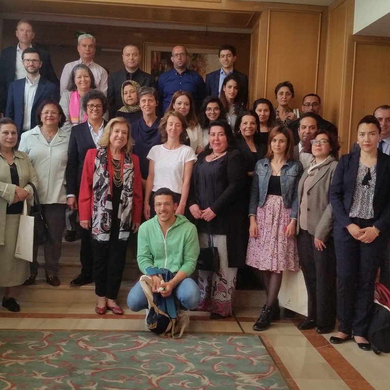 Prof. Dr. Michael Grimm (ganz hinten links) und Ann-Kristin Reitmann (2. Reihe von hinten links) pr&auml;sentierten die Ergebnisse der Studie in Tunis hochrangigen Vertreterinnen und Vertretern aus Politik und Wissenschaft. Foto: CAWTAR