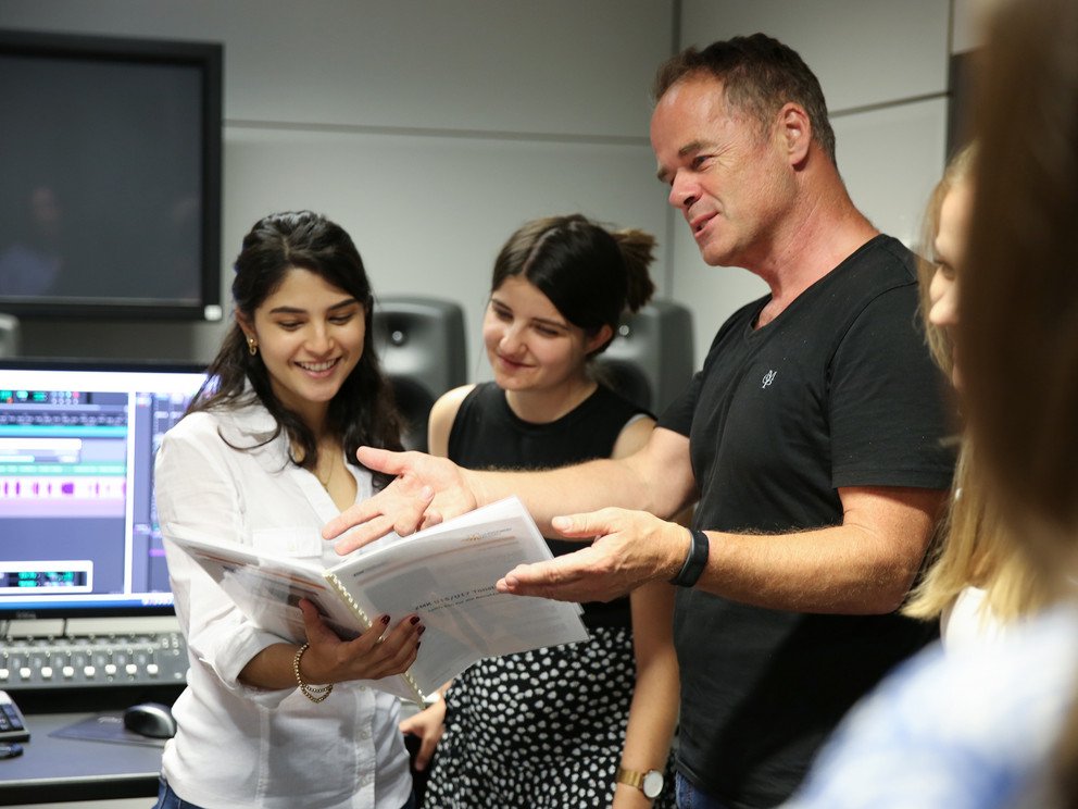 Studierende diskutieren mit Prof. Dr. Ralf Hohlfeld im Tonstudio des ZMK.