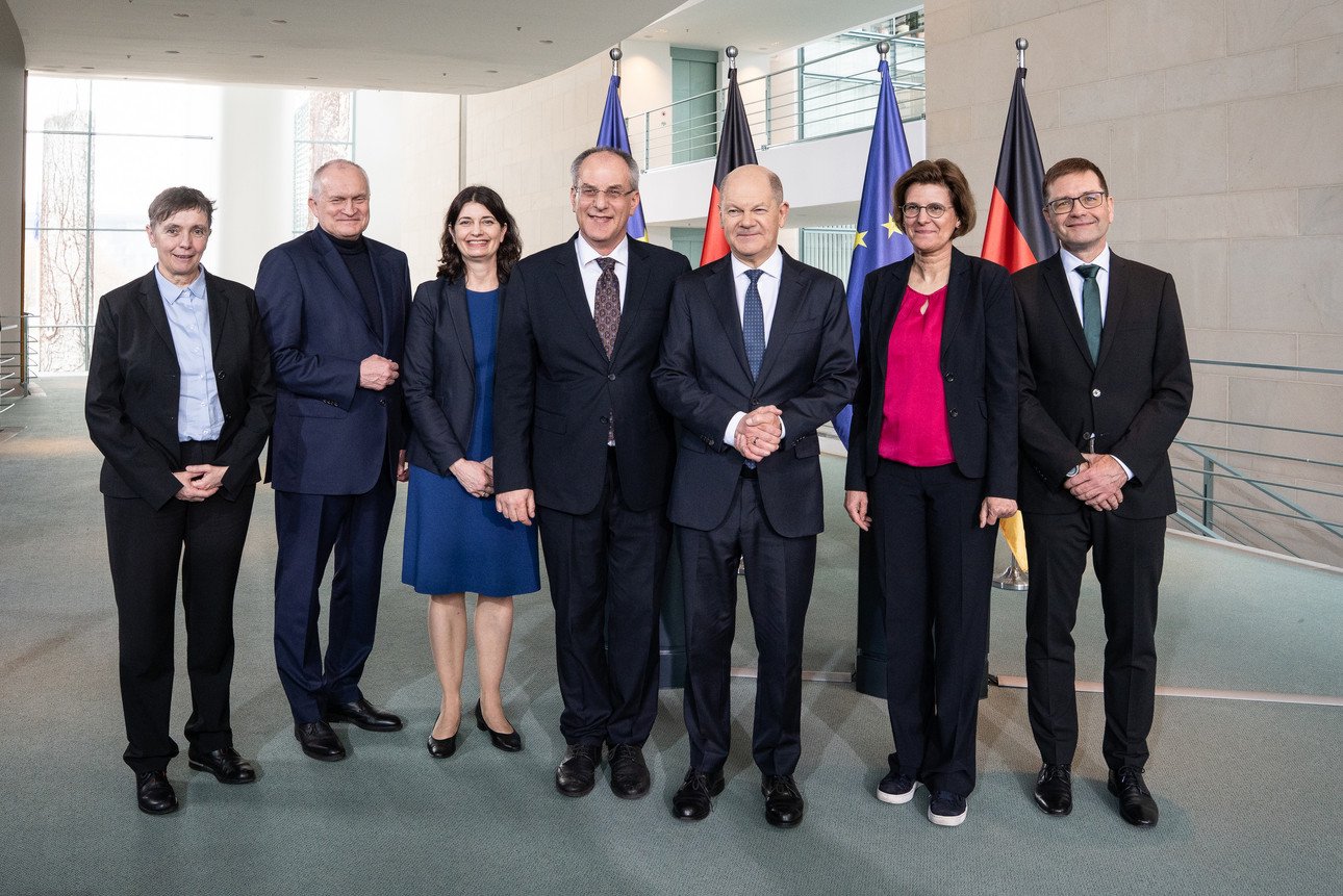 Die EFI Kommission hat ihr Jahresgutachten 2025 an Bundeskanzler Olaf Scholz &uuml;berreicht. Von links: v.l. Friederike Welter, Christoph M. Schmidt, Carolin H&auml;ussler, Uwe Cantner, Olaf Scholz, Irene Bertschek, Guido B&uuml;nstorf; Foto: Foto: Linda K&ouml;hler-Sandring