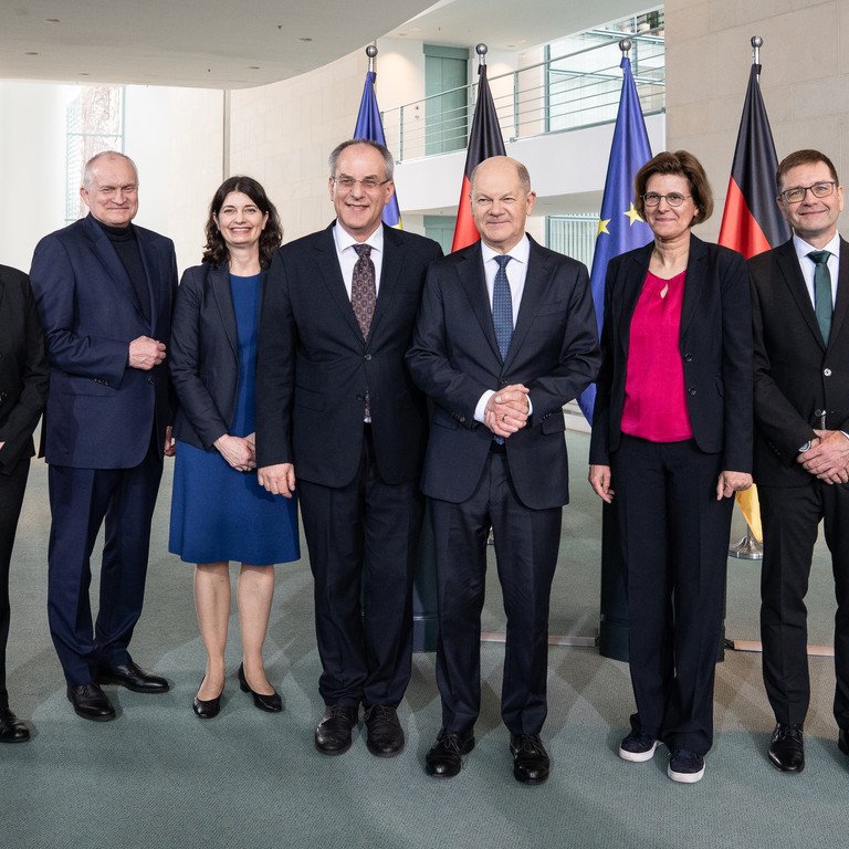 Die EFI Kommission hat ihr Jahresgutachten 2025 an Bundeskanzler Olaf Scholz &uuml;berreicht. Von links: v.l. Friederike Welter, Christoph M. Schmidt, Carolin H&auml;ussler, Uwe Cantner, Olaf Scholz, Irene Bertschek, Guido B&uuml;nstorf; Foto: Foto: Linda K&ouml;hler-Sandring