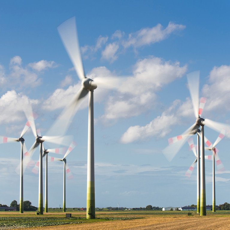 Unter anderem auf Windkraft setzt Deutschland bei der Energiewende. Symbolbild: Colourbox