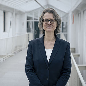 Portrait von Prof. Dr. Susanne Hartwig, Inhaberin des Lehrstuhls für Romanische Literaturen und Kulturen, auf einem der Flure innerhalb der Universität Passau.