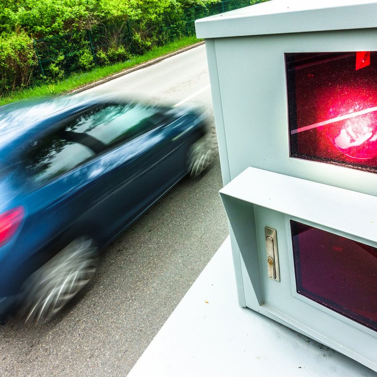 Studie der Universit&auml;t Passau: Blitzmarathons bremsen Raserinnen und Raser nur kurz. Foto: Adobe Stock