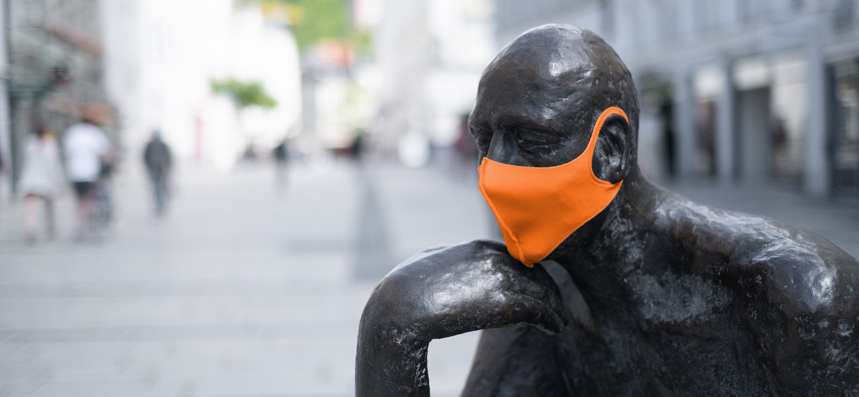 Denker-Statue mit Alltagsmaske in der Passauer Fu&szlig;g&auml;ngerzone; Foto: Studio Weichselbaumer