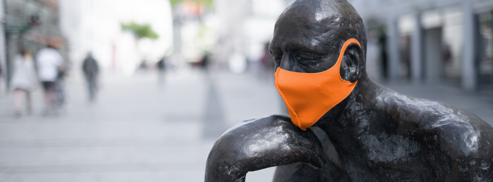 Denker-Statue mit Alltagsmaske in der Passauer Fu&szlig;g&auml;ngerzone; Foto: Studio Weichselbaumer