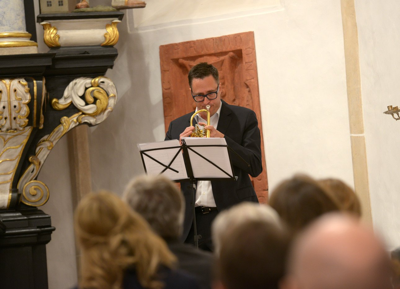 Prof. Dr. Andreas K&ouml;nig spielt Trompete. 