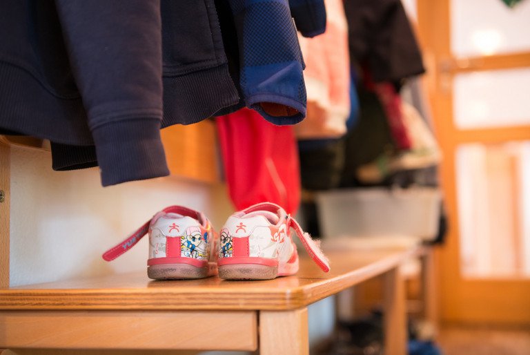 Symbolbild: Kinderschuhe in der Unikinderkrippe "Krabbelstube Kr&uuml;melkiste".