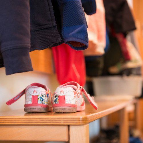Symbolbild: Kinderschuhe in der Unikinderkrippe "Krabbelstube Kr&uuml;melkiste".