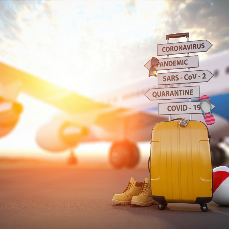 Ein gelber Koffer, ein Wasserball und verschiedene Wegweiser stehen vor einem abflugbereiten Flugzeug. 