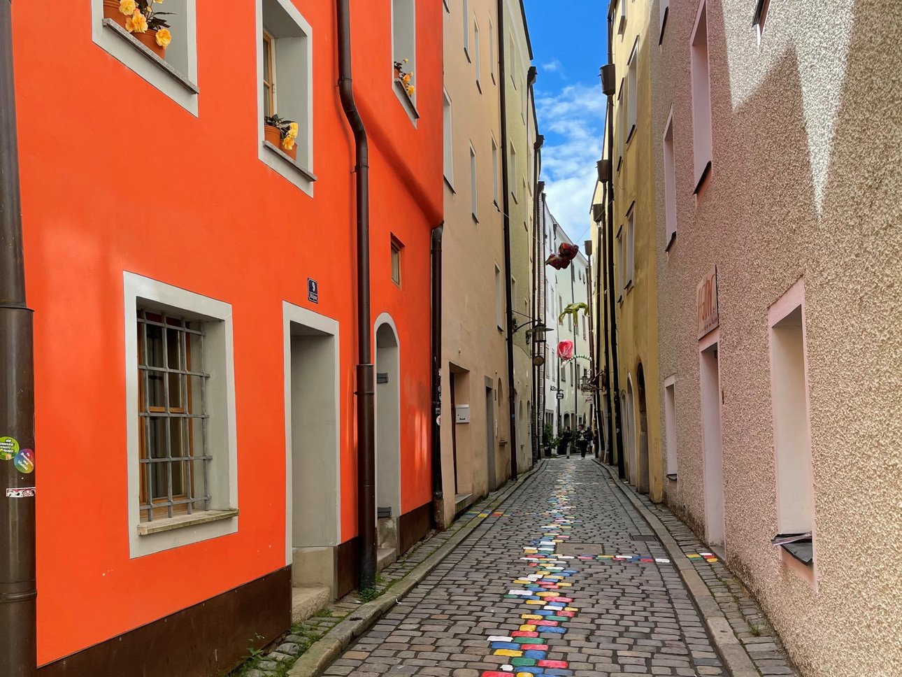  Medieval at its core: H&ouml;llgasse in Passau's old town. 
