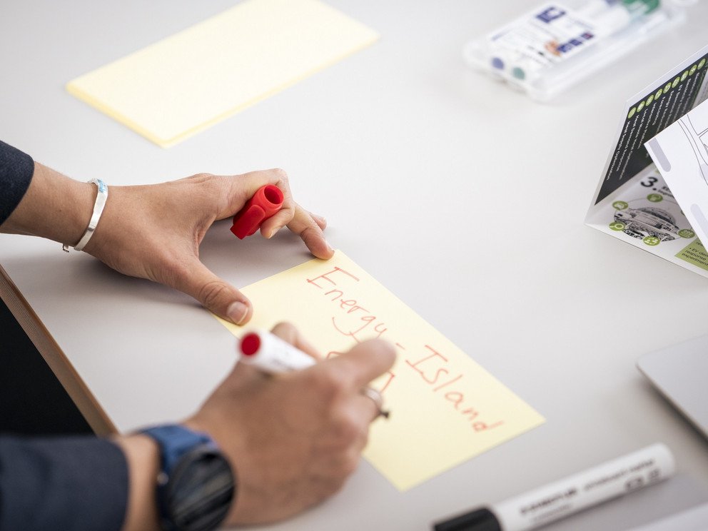 Eine Karteikarte mit der Beschriftung "Energy Islands"