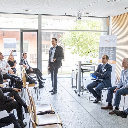 Professor Andreas K&ouml;nig und Dr. Lorenz Graf-Vlachy von der Universit&auml;t Passau diskutierten mit Forscherinnen und Forschern aus der ganzen Welt, was F&uuml;hrungskr&auml;fte brauchen, um in einer zunehmend instabileren Welt zurechtzukommen.