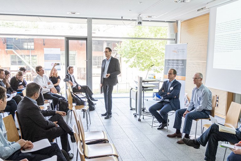 Professor Andreas K&ouml;nig und Dr. Lorenz Graf-Vlachy von der Universit&auml;t Passau diskutierten mit Forscherinnen und Forschern aus der ganzen Welt, was F&uuml;hrungskr&auml;fte brauchen, um in einer zunehmend instabileren Welt zurechtzukommen.