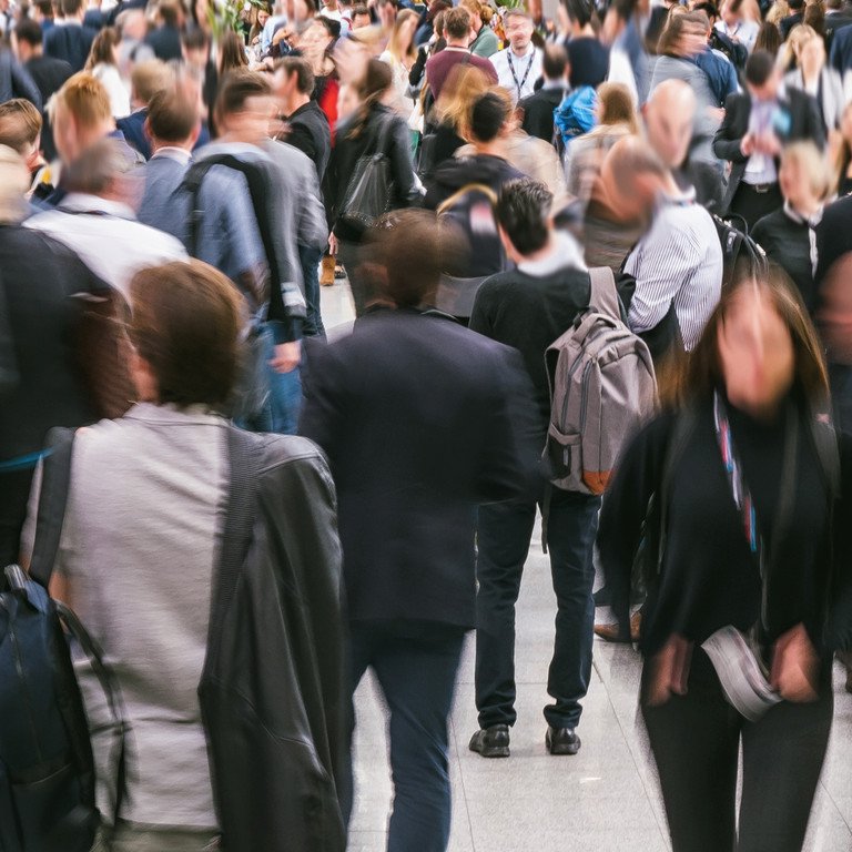 Menschenmenge in Berlin: Wie blicken Ost- und Westdeutsche knapp drei Jahrzehnte nach der Wiedervereinigung auf ihr Land und ihre Gesellschaft? Dieser Frage ist ein Forschungsteam der Universit&auml;t Passau und des ifo Instituts M&uuml;nchen nachgegangen.