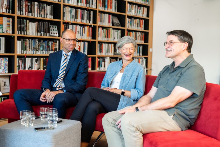 Dr. G&uuml;nther Hribek, Pr&auml;sidentin Prof. Dr. Carola Jungwirth und Prof. Dr. Tomas Sauer