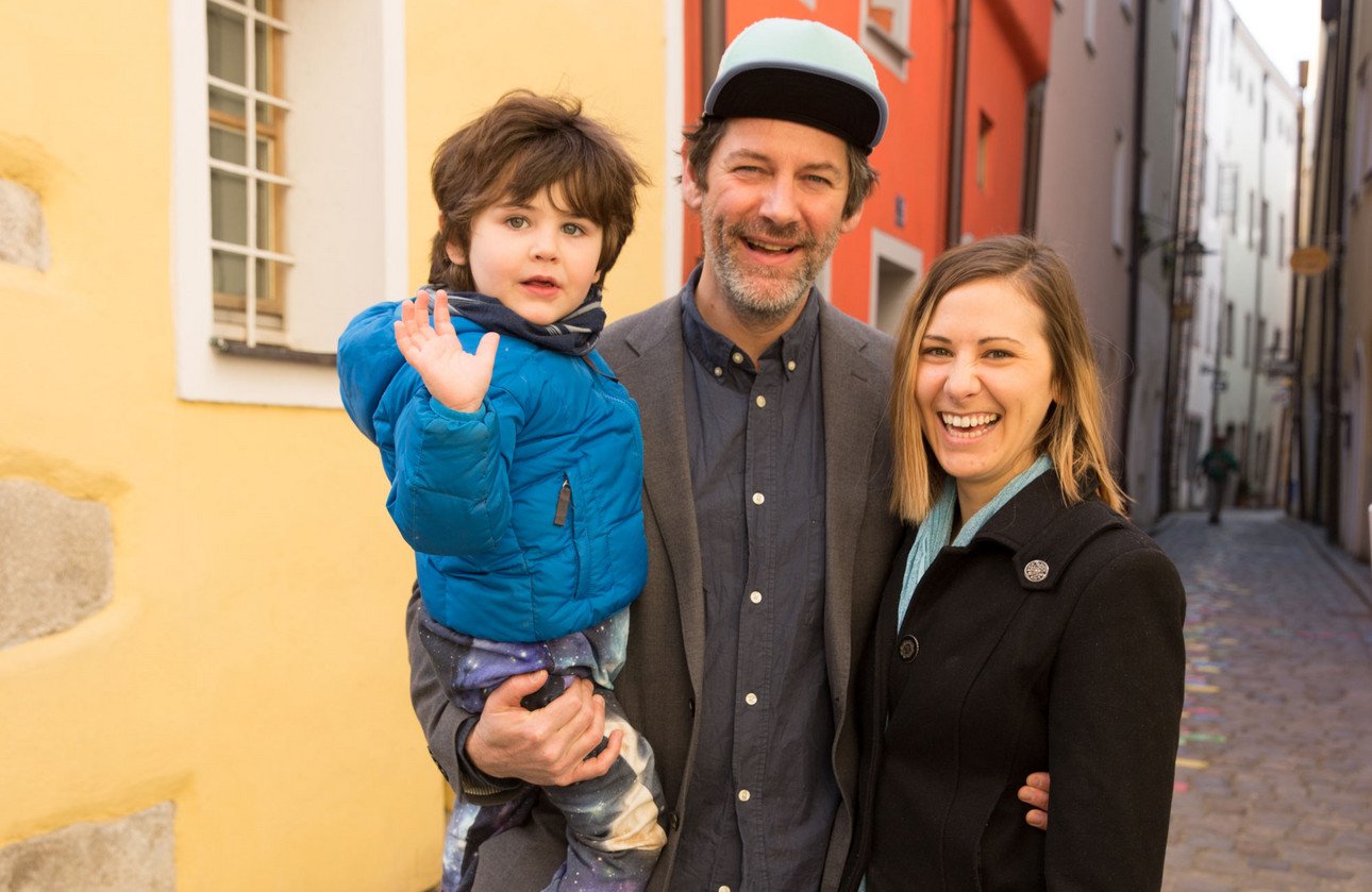 Mindy Nunez Duffourc from New Orleans, USA, with her husband Ren&eacute; and her son Rainier during the video shoot in Passau's H&ouml;llgasse