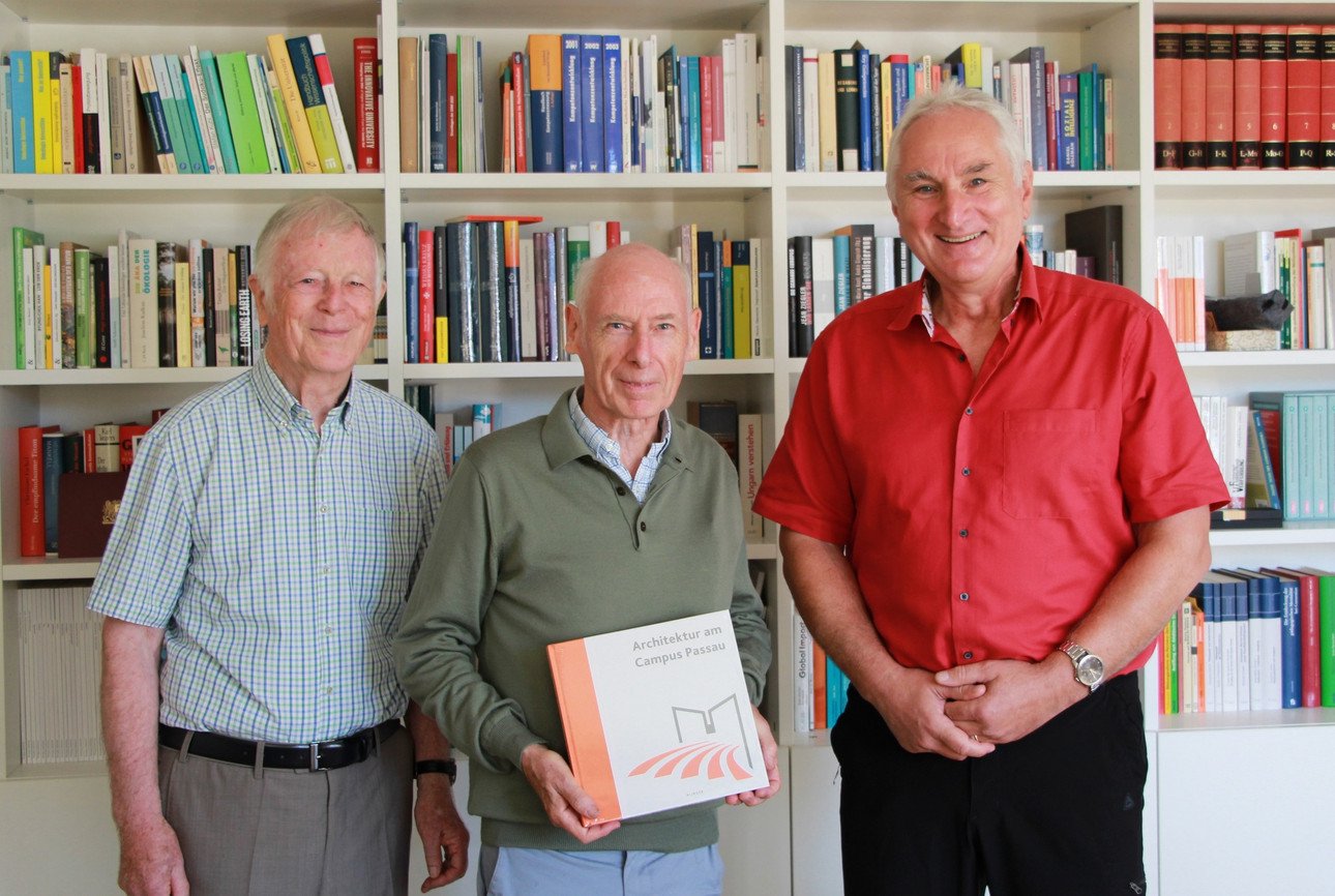 Pr&auml;sident Prof. Dr. Ulrich Bartosch begr&uuml;&szlig;te die beiden inzwischen emeritierten Professoren.  Foto: Benedikt Kuhnen