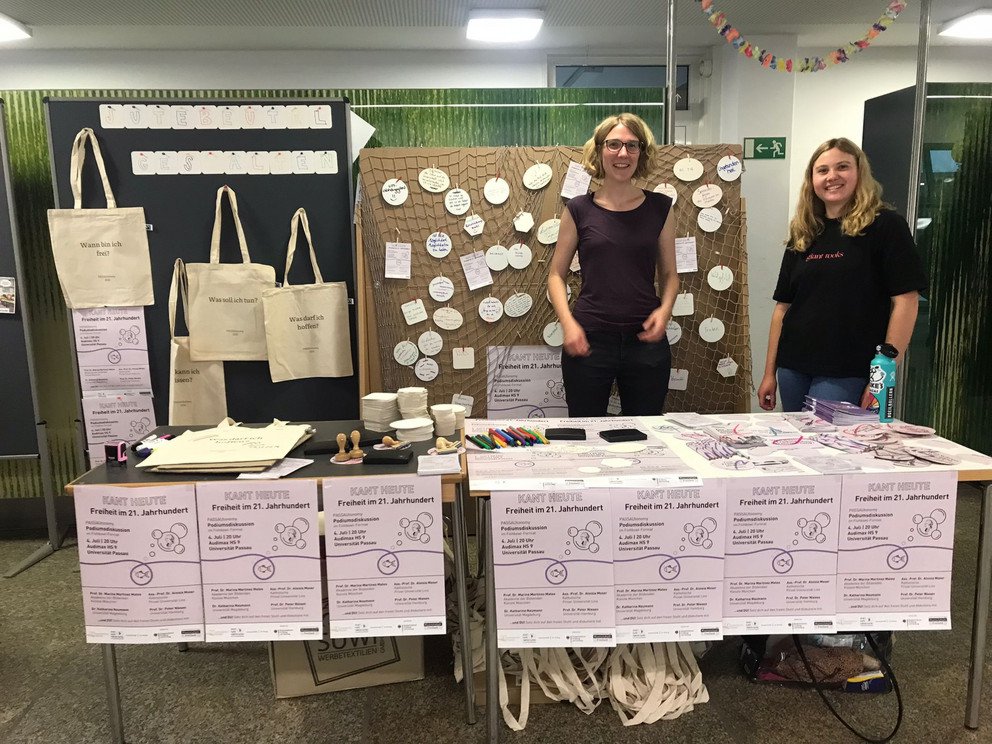 Interaktive Ausstellung von PASSAUtonomy beim Sommerfest der Sozial- und Bildungswissenschaftlichen Fakult&auml;t mit Johanna Sinn (links) und Lena Scholz.