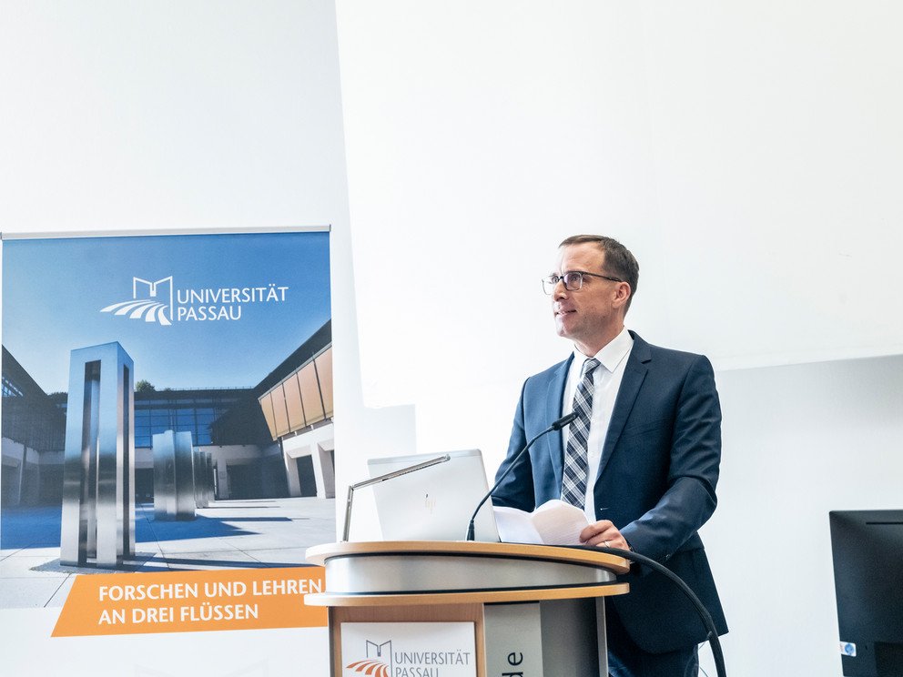 Prof. Dr. Jan H. Schumann, Vizepr&auml;sident f&uuml;r Forschung an der Universit&auml;t Passau, begr&uuml;&szlig;t die Teilnehmenden der Tagung f&uuml;r Praktische Philosophie.