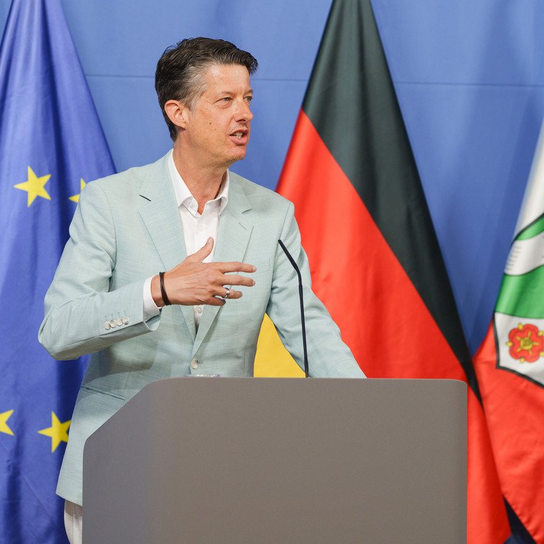 Prof. Dr. Lars Rensmann bei der Pressekonferenz zur Dunkelfeldstudie zu Antisemitismus in Nordrhein-Westfalen. Foto: Land NRW / Martin G&ouml;tz