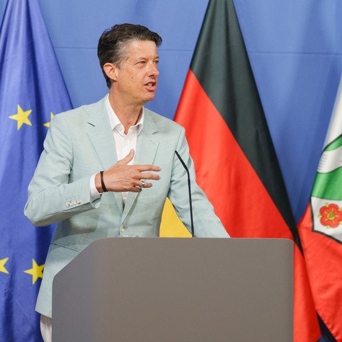 Prof. Dr. Lars Rensmann bei der Pressekonferenz zur Dunkelfeldstudie zu Antisemitismus in Nordrhein-Westfalen. Foto: Land NRW / Martin G&ouml;tz