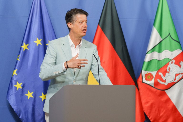 Prof. Dr. Lars Rensmann bei der Pressekonferenz zur Dunkelfeldstudie zu Antisemitismus in Nordrhein-Westfalen. Foto: Land NRW / Martin G&ouml;tz