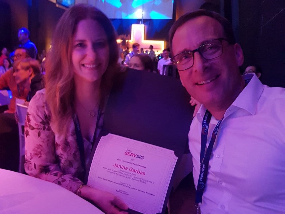 Dr. Janina Garbas und Prof. Dr. Jan Schumann bei der Frontiers in Service Konferenz in Maastricht.