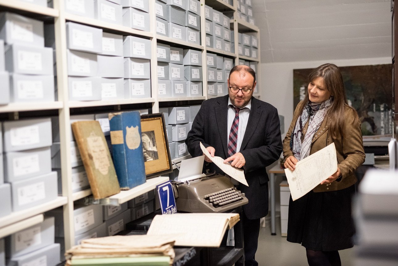 Universit&auml;tsarchivar Mario Puhane mit Kuratorin Dr. Andrea Schilz