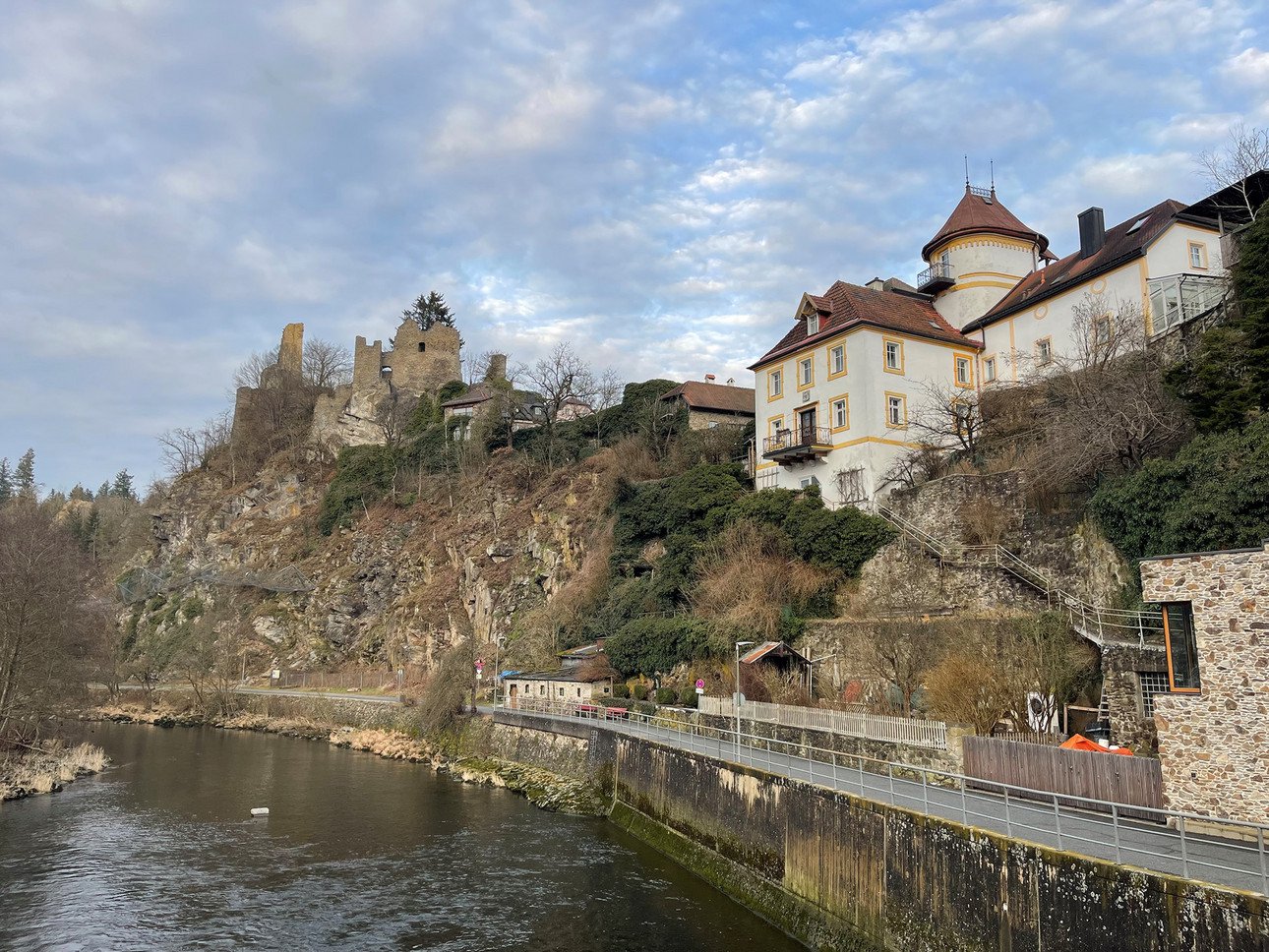  Blick auf die Burgruine im Passauer Stadtteil Hals, dem ehemaligen Sitz der Grafen von Hals. 