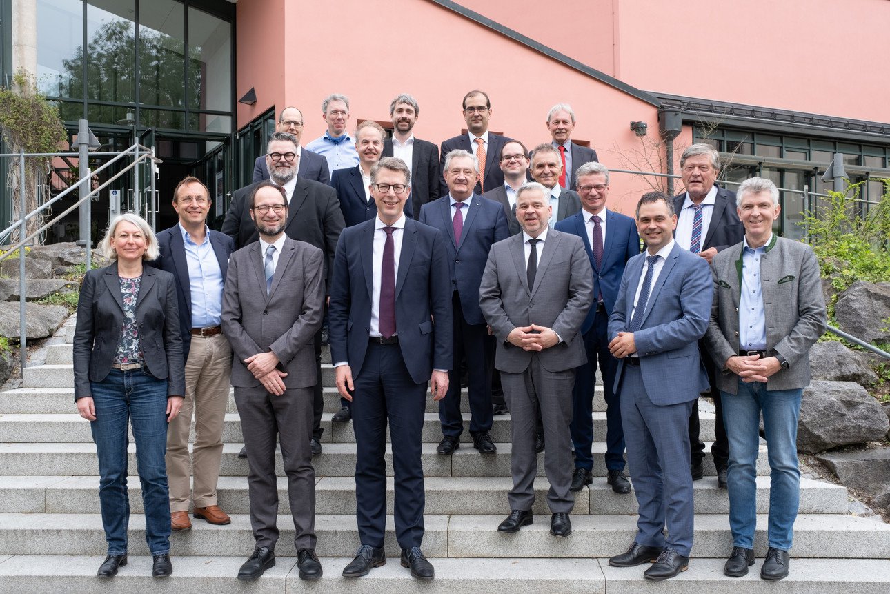 Vorne von links: Sabine Toussaint (ForDaySec), Vizepr&auml;sident Prof. Dr. Robert Obermaier (Universit&auml;t Passau), Vizepr&auml;sident Prof. Dr. Harald Kosch (Universit&auml;t Passau), Wissenschaftsminister Markus Blume, Kanzler Dr. Achim Dilling (Universit&auml;t Passau), Landrat Raimund Kneidinger (Landkreis Passau), MdL Prof. Dr. Gerhard Waschler  2. Reihe von links: 2. B&uuml;rgermeister Andreas Rother (Stadt Passau), Altlandrat Franz Meyer (Landkreis Passau), MdL Walter Taubeneder, Wissenschaftsminister a. D. Bernd Sibler, Stellvertretender Landrat Klaus Jeggle (Landkreis Passau)  3. Reihe von links (versetzt): Prof. Dr. Thomas Riehm (Universit&auml;t Passau), Prof. Dr.-Ing. Felix Freiling (FAU Erlangen-N&uuml;rnberg), Dr. Henrich C. P&ouml;hls (Universit&auml;t Passau), Prof. Dr. Johannes Kinder (Universit&auml;t der Bundeswehr M&uuml;nchen), Prof. Dr. Stefan Katzenbeisser (Universit&auml;t Passau), Prof. Dr. Dominik Herrmann (Uni Bamberg), Prof. Dr. Joachim Posegga (Universit&auml;t Passau)
