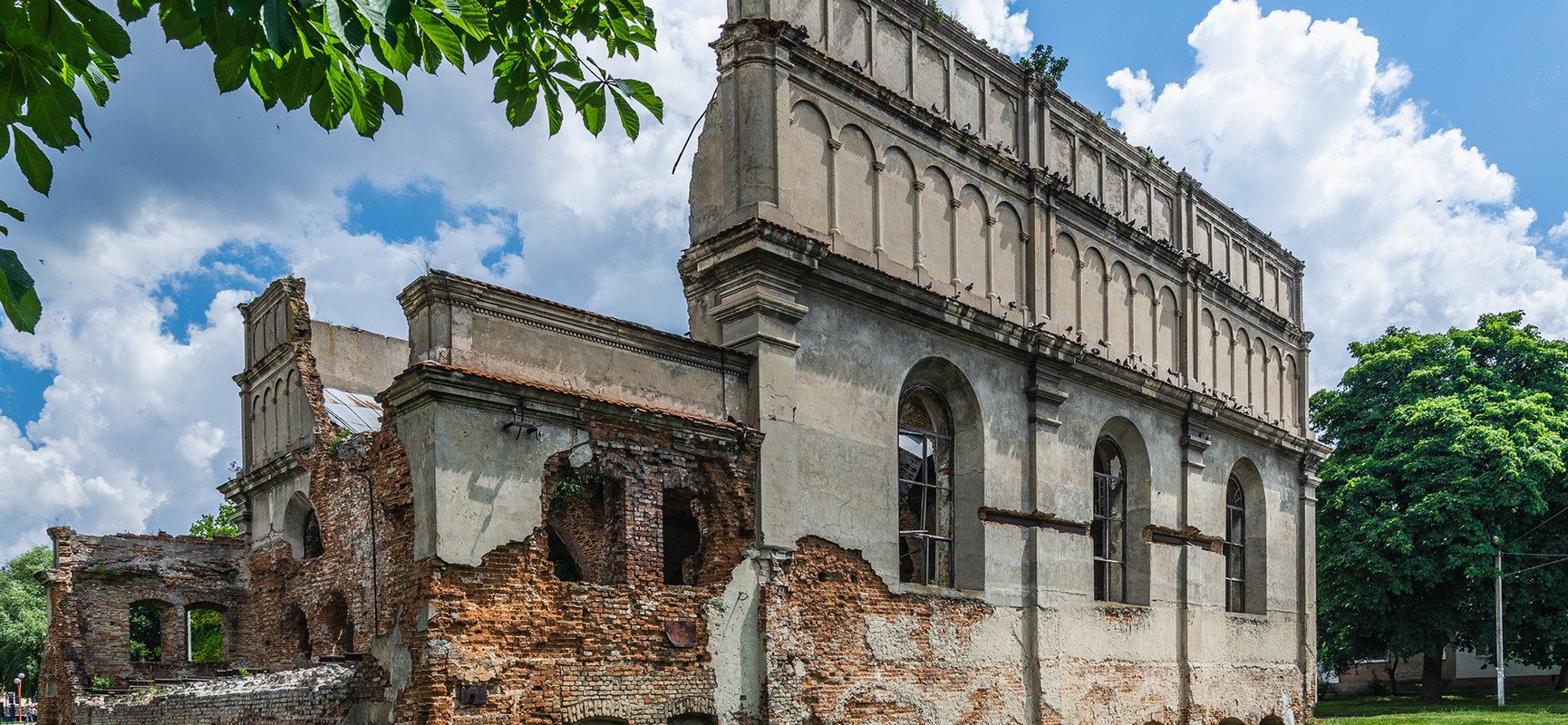 Ruine der Festungssynagoge in der westukrainischen Stadt Brody, die in den 1740er Jahren erbaut wurde und im Zweiten Weltkrieg schwer besch&auml;digt wurde. Foto: Adobe Stock
