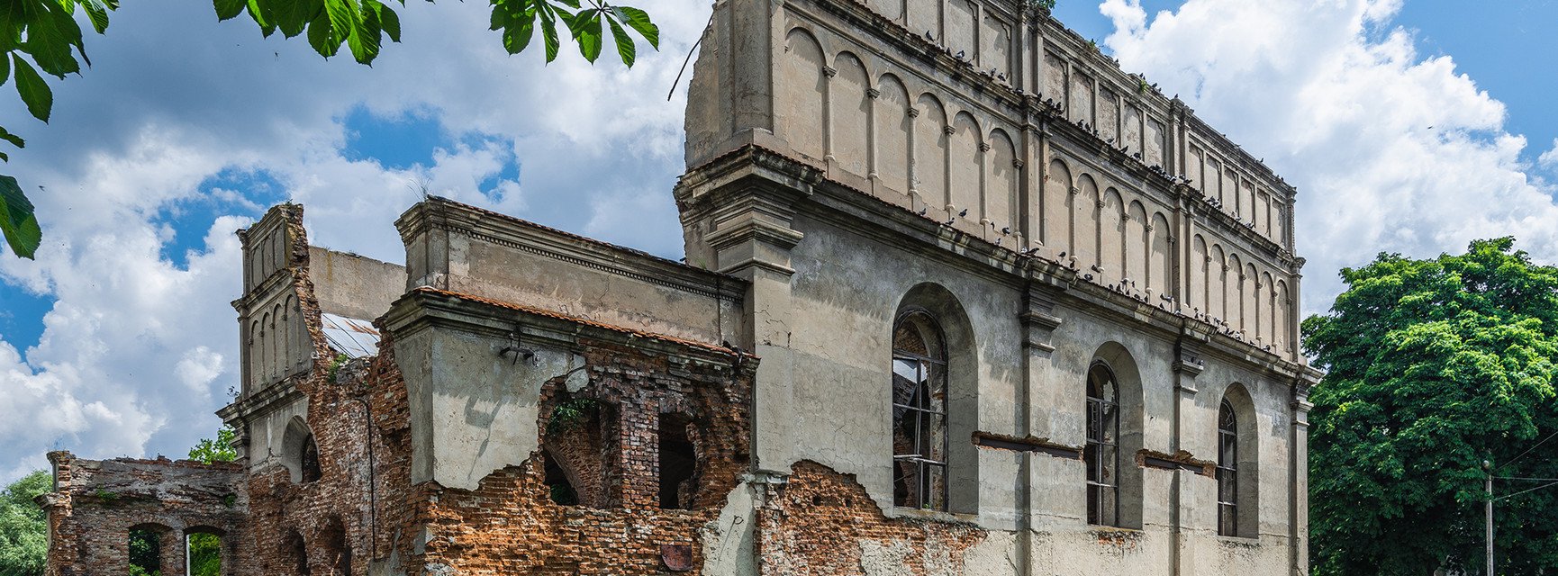 Ruine der Festungssynagoge in der westukrainischen Stadt Brody, die in den 1740er Jahren erbaut wurde und im Zweiten Weltkrieg schwer besch&auml;digt wurde. Foto: Adobe Stock