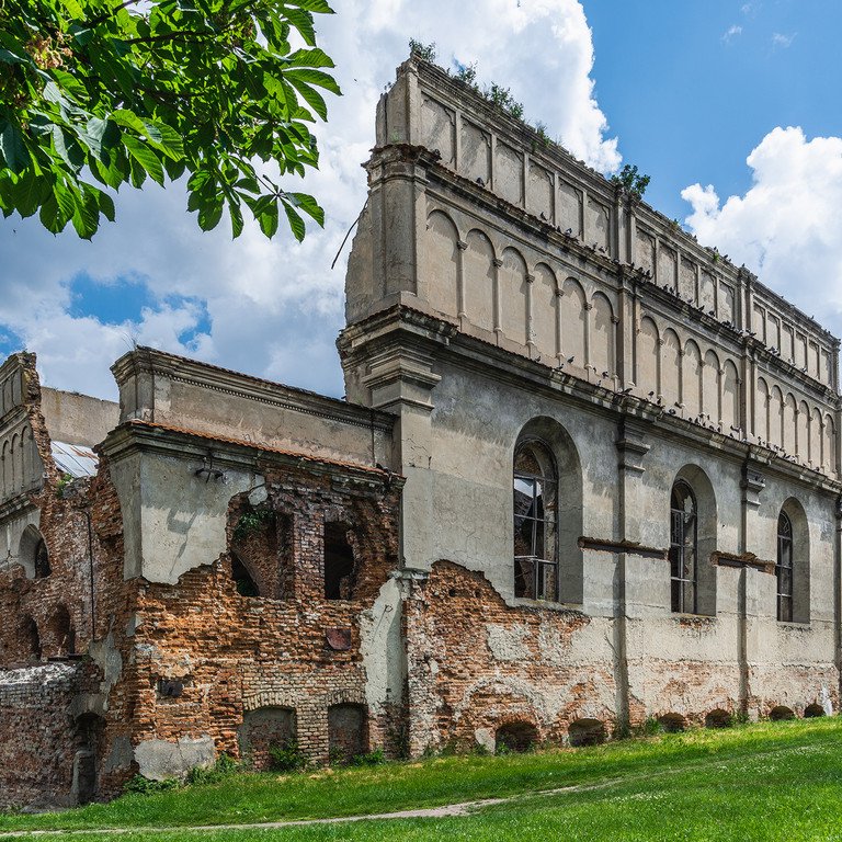 Ruine der Festungssynagoge in der westukrainischen Stadt Brody, die in den 1740er Jahren erbaut wurde und im Zweiten Weltkrieg schwer besch&auml;digt wurde. Foto: Adobe Stock