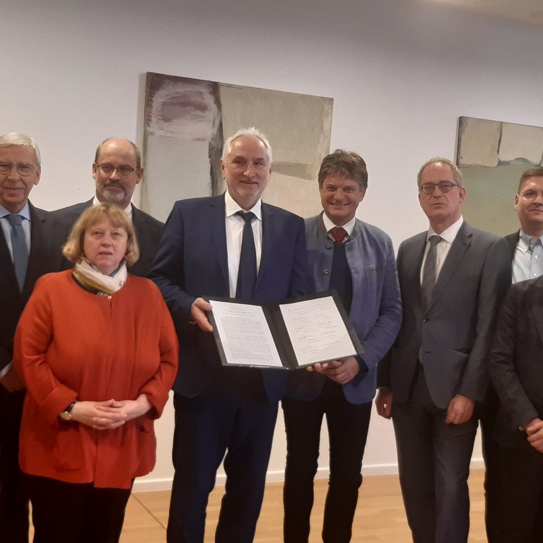Am Freitag, 17. M&auml;rz, unterzeichneten Vertreterinnen und Vertreter der beteiligten Universit&auml;ten die Erkl&auml;rung zur Gr&uuml;ndung des Forschungsnetzwerkes f&uuml;r Digitale Sicherheit. Foto: UniBayern/Brauns