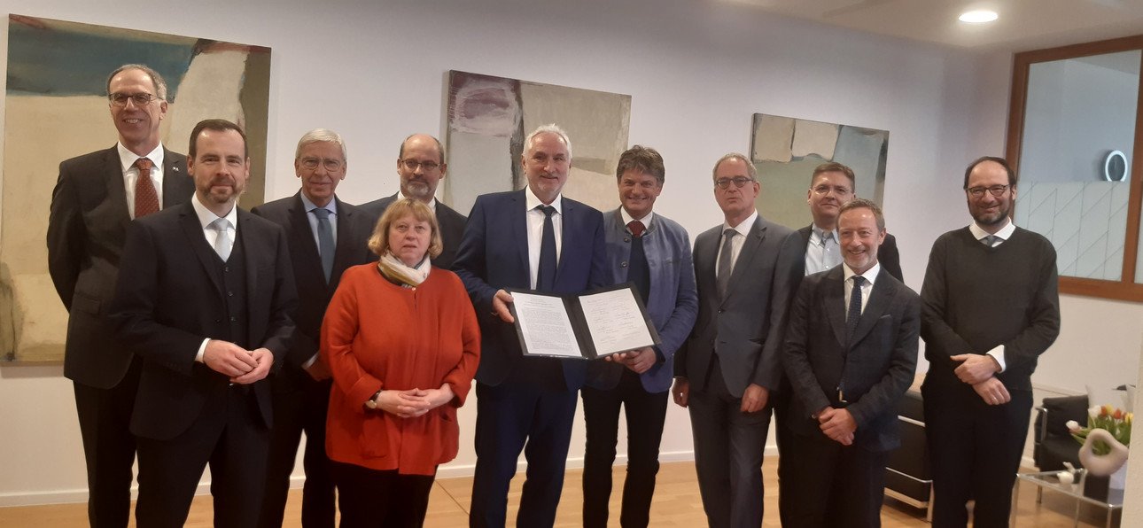 Am Freitag, 17. M&auml;rz, unterzeichneten Vertreterinnen und Vertreter der beteiligten Universit&auml;ten die Erkl&auml;rung zur Gr&uuml;ndung des Forschungsnetzwerkes f&uuml;r Digitale Sicherheit. Foto: UniBayern/Brauns