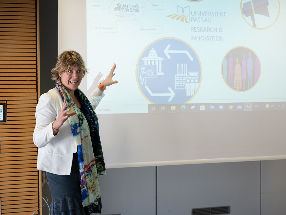Impressionen vom Besuch der franz&ouml;sischen Generalkonsulin Corinne Pereira in der Stadt und an der Universit&auml;t Passau. 