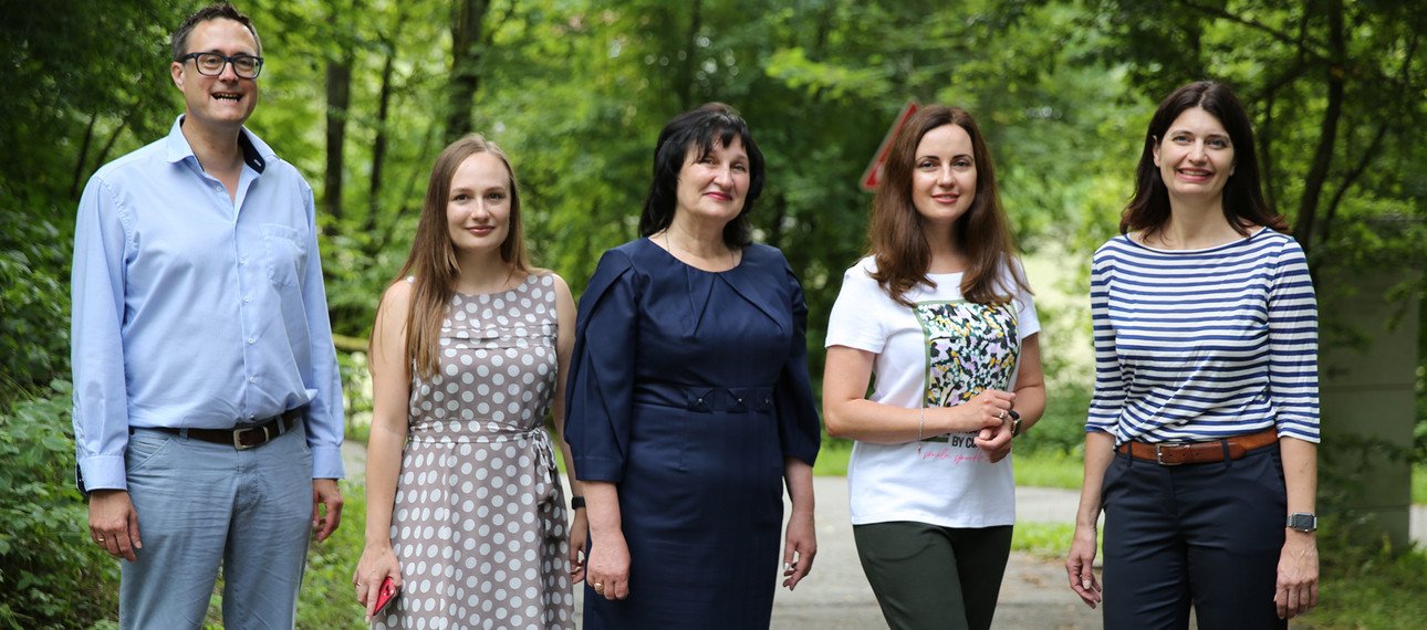 The Ukrainian guests and parts of the project team at the University of Passau: Professors Andreas K&ouml;nig (left) and Carolin H&auml;ussler (right) with Alina Kasinska (second on the right) and Olha Komelina with her daughter Anna.&nbsp;