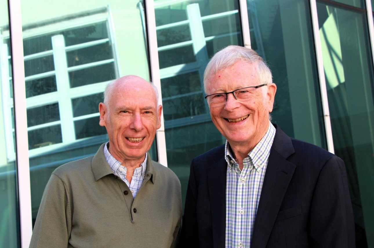 Prof. Dr. Marc Van de Velde und Prof. Dr. Hans-Werner Eroms vor der Bibliothek im Nikolakloster. Foto: Benedikt Kuhnen