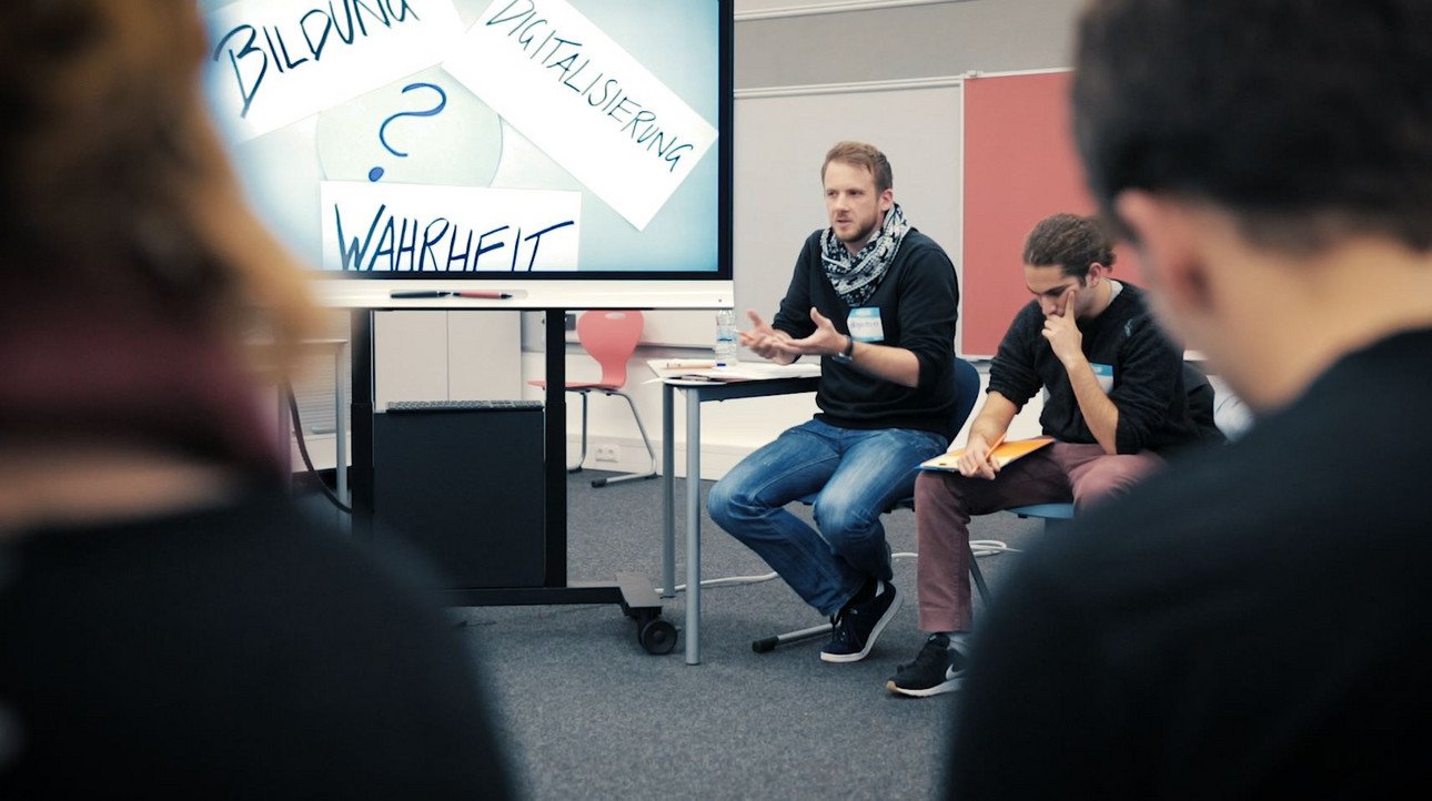 Foto von Teilnehmenden im Raum.