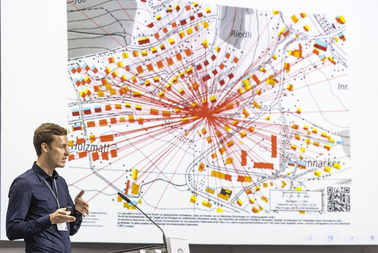 Dr. Benedikt Janzen pr&auml;sentiert bei seinem Vortrag in Lindau eine Grafik aus einer Studie zur Eignung der Nachbarschaft f&uuml;r die Installation von Solaranlagen. Foto: Christian Flemming/Lindau Nobel Laureate Meetings